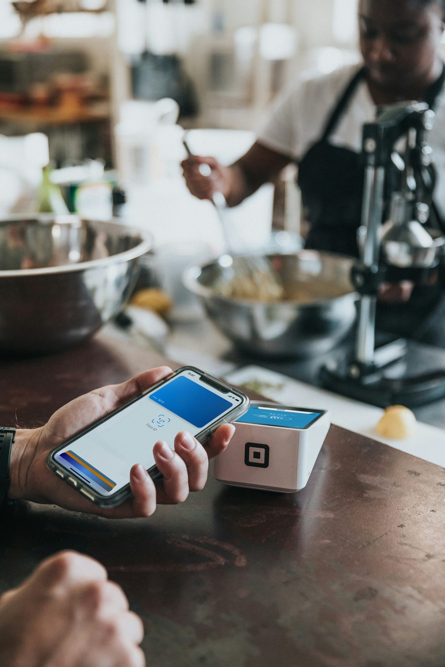 Petit commerçant acceptant un paiement digital