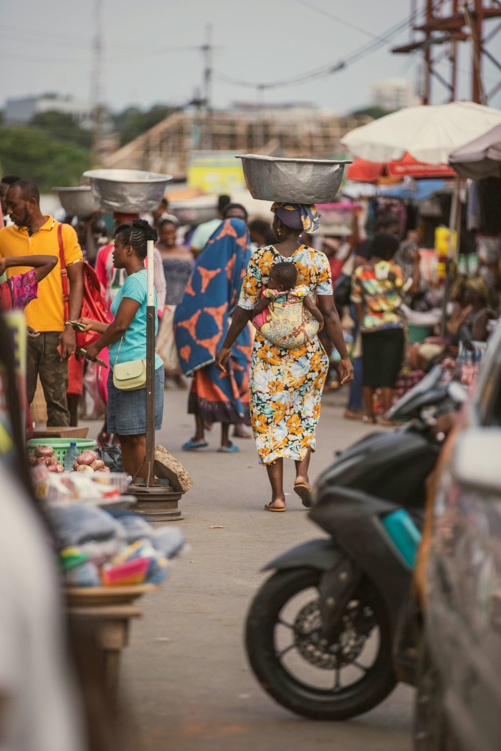 Marché animé à Kinshasa, où la majorité des transactions se font en cash